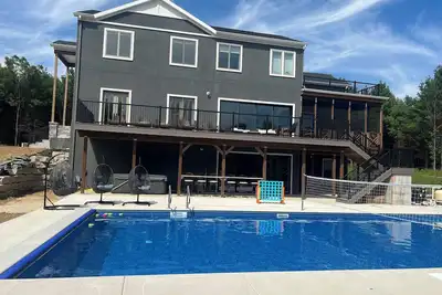 Image de Exec Retreat 6 King\/1 Queen \/2. 5 Bath. Huge Pool; 13 acres