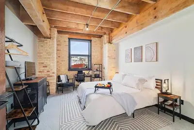 Image de 2 Br 2 Ba in Canal Park Close to everything!