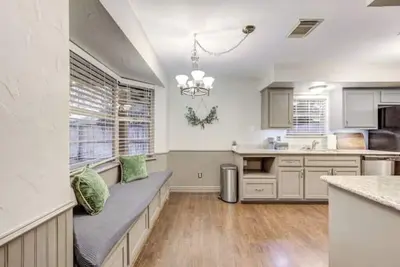Image de Home in Friendswood: Charming 3br Retreat