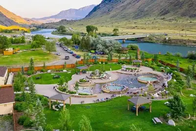 Image de Convenient Stay! Heated Pool, Free Parking Onsite, Heaven on Earth! Heated Pool, Onsite Parking, Steps from Gardiner Downtown Near Gardiner Downtown!