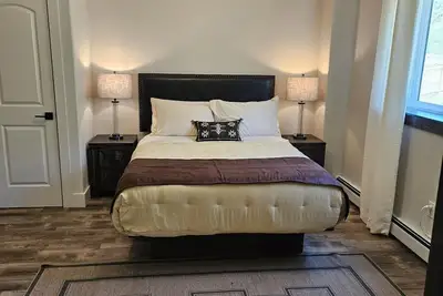 Image de Your Ideal Retreat! Onsite Parking, Heated Pool, Near Gardiner Downtown