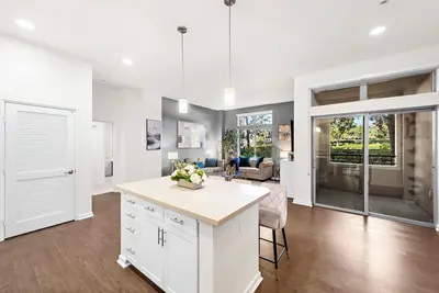 Image de Stylish 2bd 2ba Haven Steps Away from Irvine Spectrum Shopping Center.