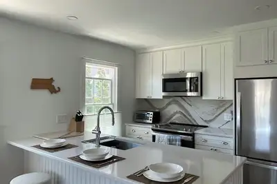Image de Bright & Breezy 2br, unbeatable West End location! Steps to tea, beach, and town
