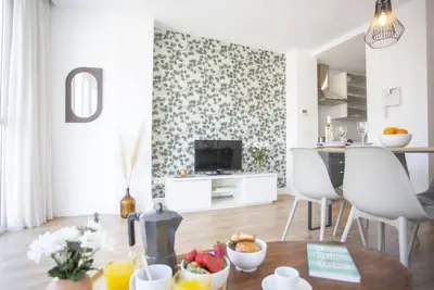 Image de Nra ESFCTU00004602500068436600000000000000000000VT34023V8Appartement d'une chambre au centre de Valence, parallèle à la célèbre Calle de la Paz, avec garage dans le même immeuble. Entièrement équipé et doté d'un mobilier confortable pour votre c