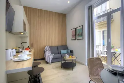 Image de Ce logement de 45m² est très lumineux, moderne et cosy, il est entièrement équipé. Elle dispose d'une salle de bain avec baignoire, parfaite pour se détendre pendant des vacances incroyables. Il se compose d'une chambre avec un lit double et d'un c