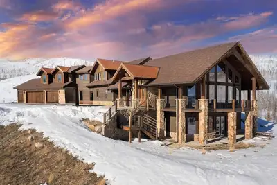 Image de Dream 8000 sq ft home on 70 acres backing to National Forest!