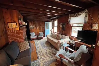 Image de Beach-block Bungalow at Lbi: Classic wood-paneled Cape Cod, 100 yards from beach