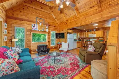 Image de Nature's Nook Cabin | Fire Pit, Pet Friendly & Community Waterfall!