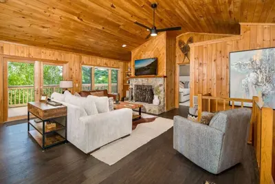 Image de 2 miles to Downtown-Cozy Mtn Top Retreat-Hot Tub!