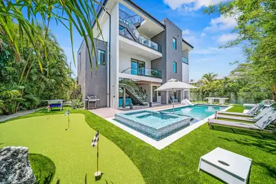 Image de Sunset Reflections | Luxury New Home, Private Pool, Spa, Rooftop, Game Room, and More!