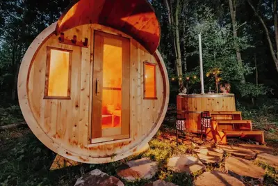 Image de Tiny Home in Forest with Sauna and Hot Tub