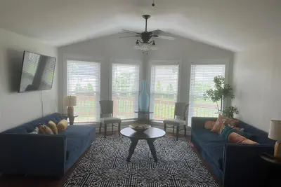 Image de Hidden Gem of Huntersville. Take a load off in our tucked away slice of heaven.