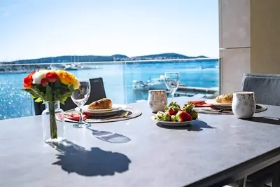 Appartement de trois chambres prés de la plage Seget Donji, Trogir (A-22929-a)