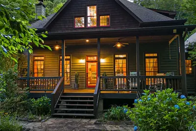 Image de Embrace nature's beauty in the Great Smoky Mountains with patio