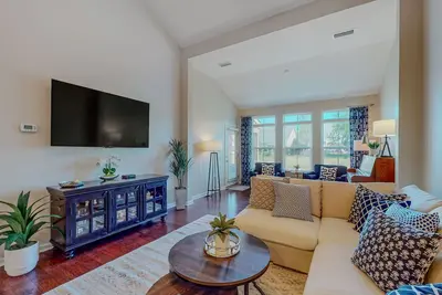 Image de Stylish pond-view townhouse with a sunroom & washer/dryer plus pool access