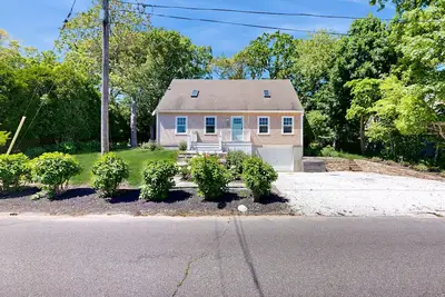 Image de Charming home near downtown & beach with patio, outdoor shower, grill, & W/D