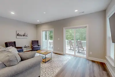 Image de Charming lakefront retreat with game room and covered dock access