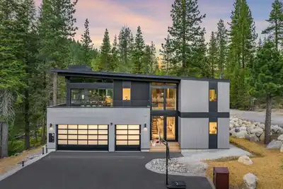 Image de Creekside Retreat with Hot Tub & 3min to Slopes