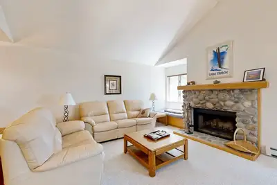 Image de Updated townhouse with deck & fireplace - walk to lake, shopping, and dining
