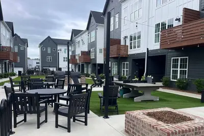 Image de 3br Townhouse - Garage - King Suite - Mountain Views - Southside -Walk to Main Street -Cha Choo Choo