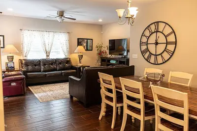 Image de Outside Relaxation - View of Rock City - Modern Country Getaway - Spacious Townhome - Fire Pit