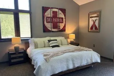 Image de Spacious Boyne Mountain Condo- Sleeps 14