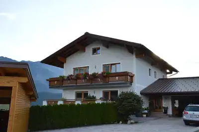 Appartement 'Ferienwohnung Lienbacher' avec vue sur les montagnes, balcon et Wi-Fi