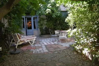 Image de \"Ancien Café\" avec cour intérieure