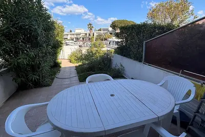 Image de Jolie Marina Avec Chambres et Accès Ponton