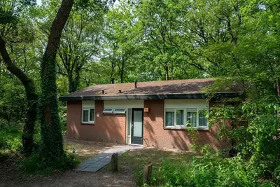 Image de Joli bungalow avec cheminée, près de la Veluwe