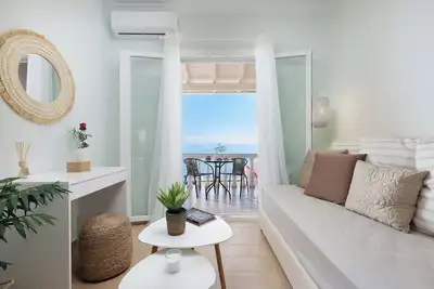 Image de Marina Beachfront Apartment by Konnect, Ipsos