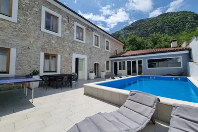 Image de Stone House With Pool