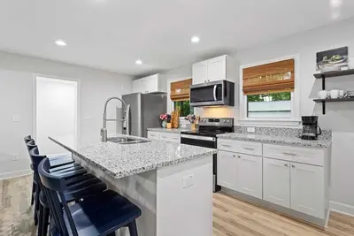 Image de Fenced In|Updated|Pets Ok|3 Bed 2 Bath|Walkable Dt
