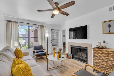 Image de Grand Full 2br Oasis: Pool, Gym, & Hiking Trail