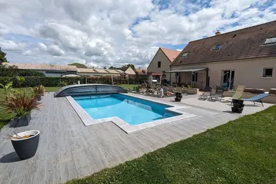 Image de Titre proposé : Gîte familial avec piscine chauffée, jardin et jeux pour enfants à l'orée de la forêt d'Orléans
