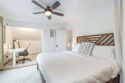 Image de Fremont Craftsman | Walkable | Family-Friendly