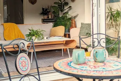 Image de Stylish, large family home near river and station
