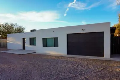 Image de 5 Bedroom House, Backyard Sand Volleyball Court, Horseshoe Pit Close 2 UofA