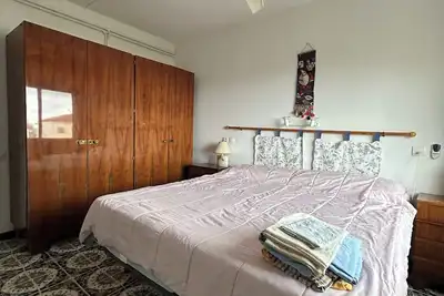 Image de Top floor apartment with sea-view. Perfect location: 2mn from beach, 5mn city.