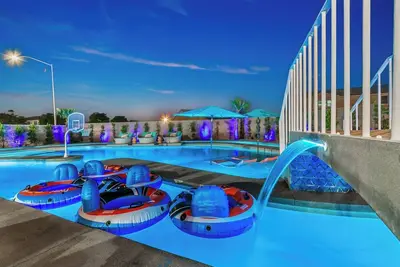 Image de Electric Slide- Lazy River, Pickleball, Resort backyard & Game room