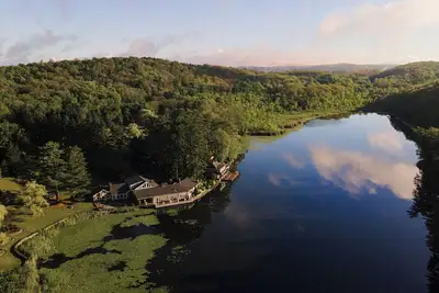 Image de Private 37 Acre Lake Estate on 164 Acres - 11 Br