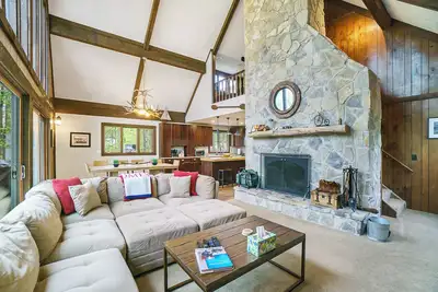 Image de The Quack Shack - Spacious 5br | 9 Beds | Sleeps 14 | Retreat | Game Room, Pool & Hot Tub Access