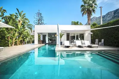 Image de Maison de vacances privée avec piscine privée, climatisation, Wifi, Tv, animaux admis, parking
