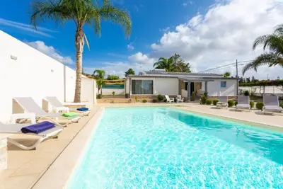 Image de Belle maison de vacances pour 8 personnes avec Wifi, climatisation, piscine privée, Tv et parking