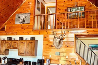 Image de \nEnjoy the peaceful wilderness from the comfort of this cozy Adirondack home.