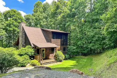 Image de Your Perfect Cabin Stay at Bearly Behaving Is Just a Click Away!