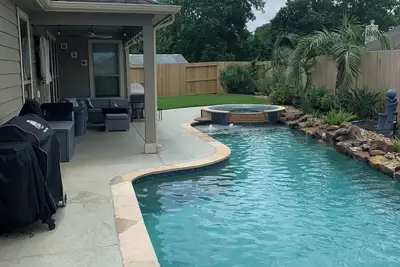 Image de Modern home with pool