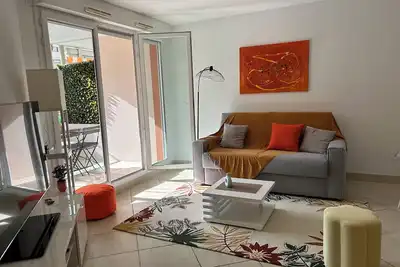 Image de Très Agréable T2 Avec Terrasse, Superbe Emplacement Calme en Centre-ville