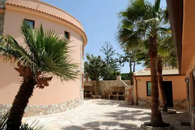 Studio apartment with kitchenette with en suite bathroom and double bed