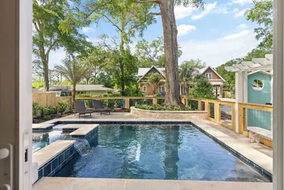 Image de Charming Village Home sleeps 8 with Pool